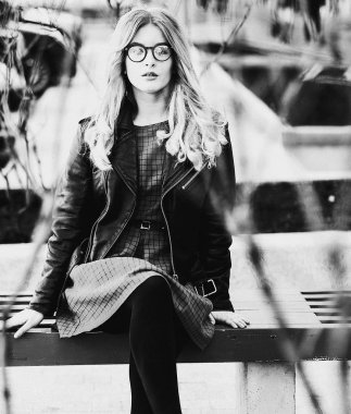 sarışın kız oturur bir tezgah, yaz şehir, siyah beyaz resim