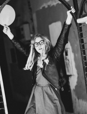 Yaşam tarzı, moda ve insan konsepti: sarışın kız, siyah ve ne