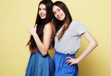 yaşam tarzı ve insanlar kavramı: iki genç kız arkadaş ayakta