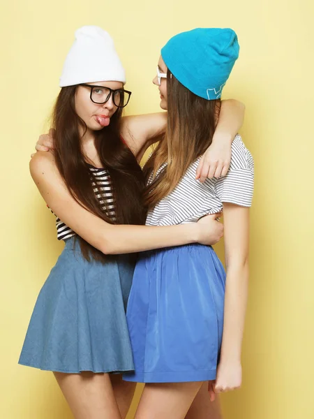 Lifestyle and people concept: Two girl friends standing together — Stock Photo, Image