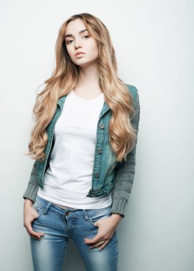 Stüdyoda manken pozu, beyaz arka plan