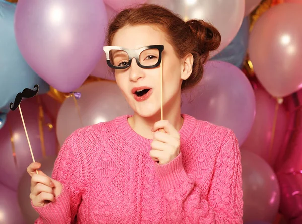 Concepto de fiesta: chica feliz con bigotes falsos y gafas . — Foto de Stock