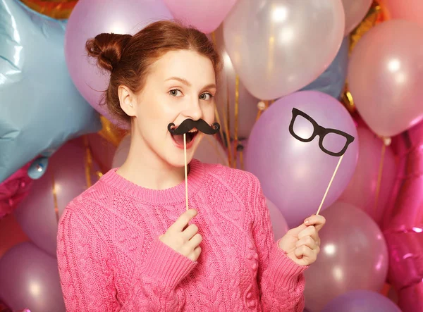 Concepto de fiesta: chica feliz con bigotes falsos y gafas . — Foto de Stock