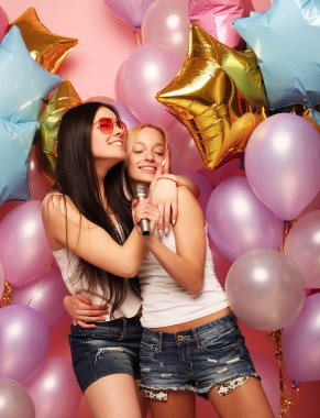 yaşam tarzı ve insanlar kavramı: mutlu kız arkadaş grubu microphon