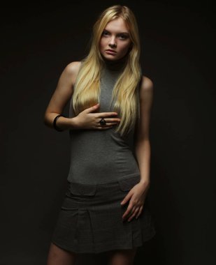 Siyah elbiseli güzel sarışın kızın portresi..