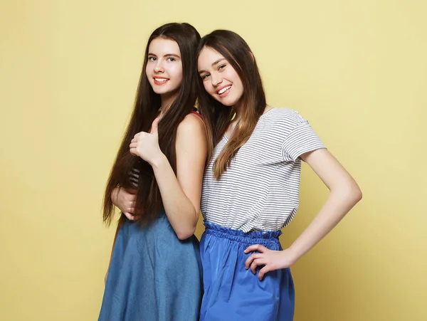 Lifestyle- und People-Konzept: Zwei Freundinnen stehen zusammen — Stockfoto