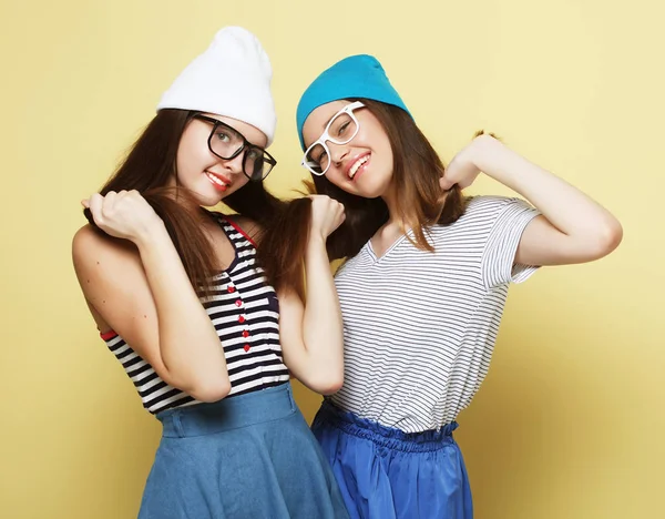 Lifestyle- und People-Konzept: zwei junge Freundinnen — Stockfoto