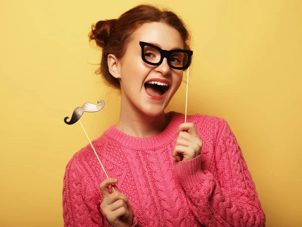 Estilo de vida y el concepto de la gente: Chica feliz con bigotes falsos — Foto de Stock