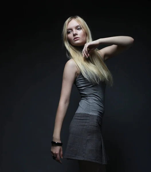 Retrato de hermosa joven rubia en vestido negro . — Foto de Stock