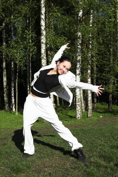 Slim gevormde mooie meisje springen — Stockfoto