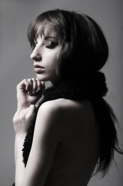 Sihir kız gri arka plan üzerinde