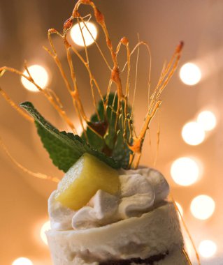 ışıltı artalan üzerinde tatlı pasta