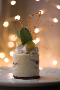 ışıltı artalan üzerinde tatlı pasta