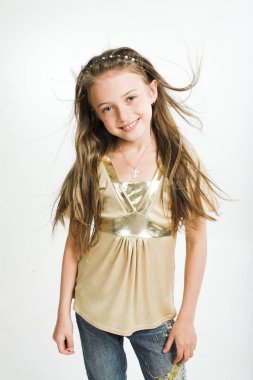 Beyaz arka plan üzerinde küçük kız