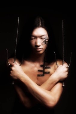 Asyalı çocuk siyah arka plan üzerinde