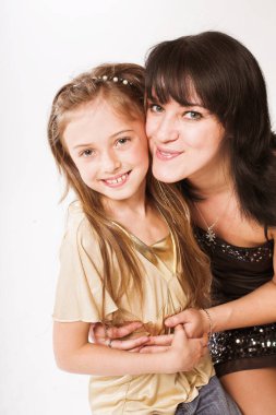 Beyaz arka plan üzerinde mutlu bir aile