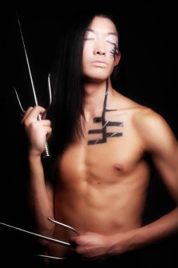 Asyalı çocuk siyah arka plan üzerinde