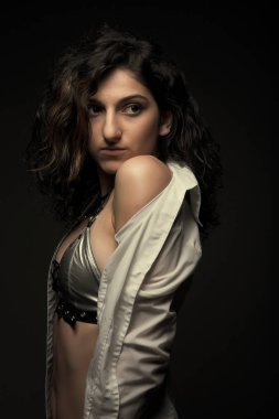 Siyah kıvırcık saçlı güzel kız