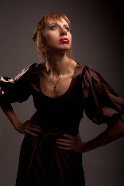 Koyu arka plan üzerinde güzel kız