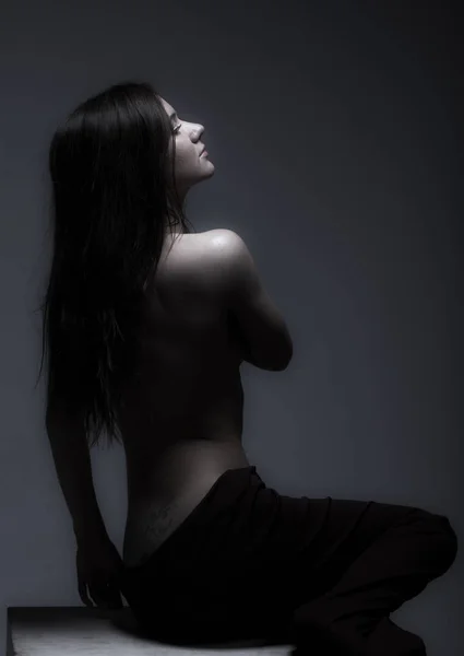 Jeune fille modeste seins nus — Photo