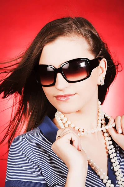 Menina loira bonita no fundo vermelho — Fotografia de Stock