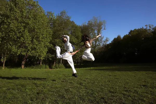 Twee jonge meisje sprong in park — Stockfoto