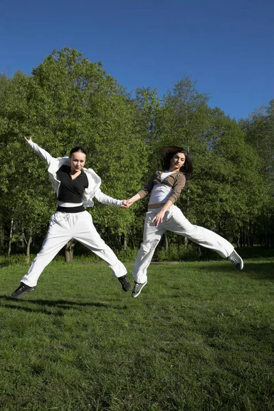 공원에서 점프 하는 두 여자 — 스톡 사진