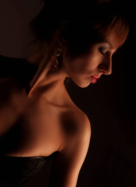 Женщина-модель нижнего белья на темном фоне — стоковое фото