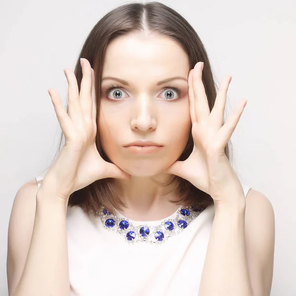 Güzel genç kadın şaşırttı. Beyaz arka plan üzerinde