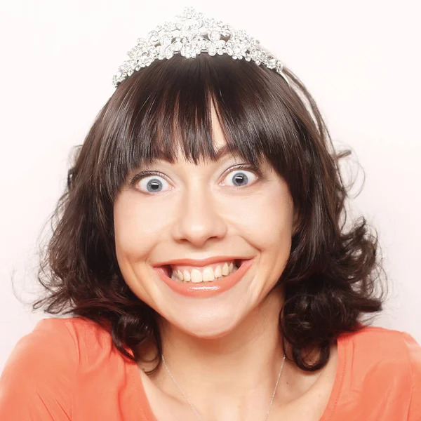 Mujer feliz con corona de diamantes —  Fotos de Stock