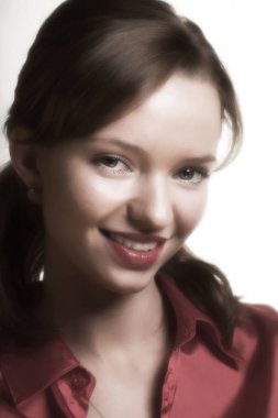 Kırmızı ruj olan güzel kadın