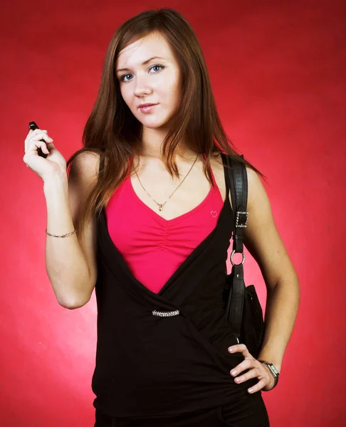 赤の背景に携帯電話上の女性 — ストック写真