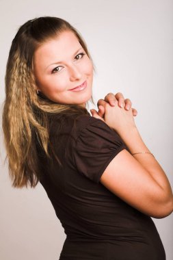 Beyaz arka plan üzerinde genç kadın