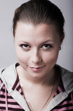 Beyaz arka plan üzerinde genç kadın