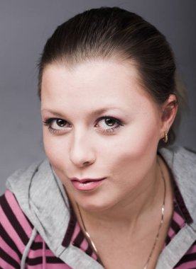 Beyaz arka plan üzerinde genç kadın