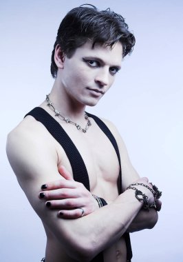 Gri arka plan üzerinde seksi adam