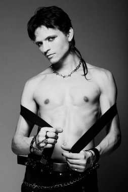 Siyah arka plan üzerinde seksi adam