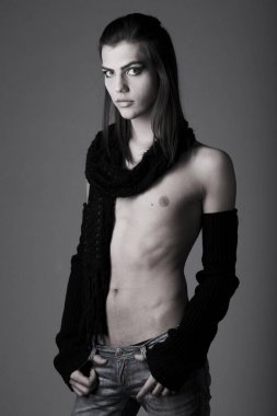 genç çocuk gri arka plan üzerinde poz