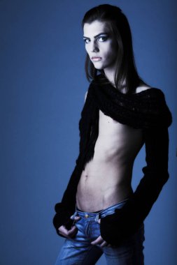 genç çocuk gri arka plan üzerinde poz