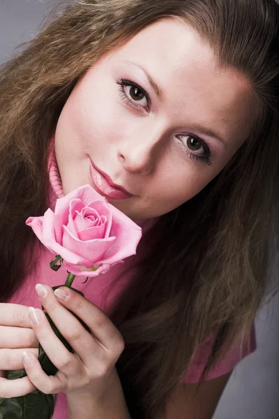 Pretty woman with pink rose — Stock Photo, Image