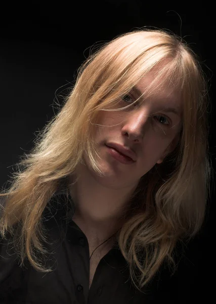 Uzun sarı saçlı genç adam — Stok fotoğraf