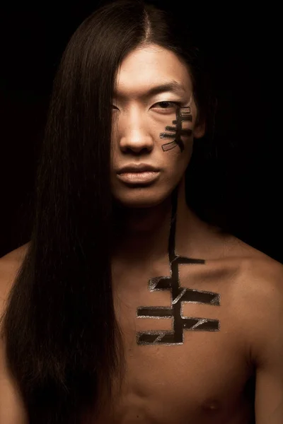 Asiatisk man med långt hår — Stockfoto