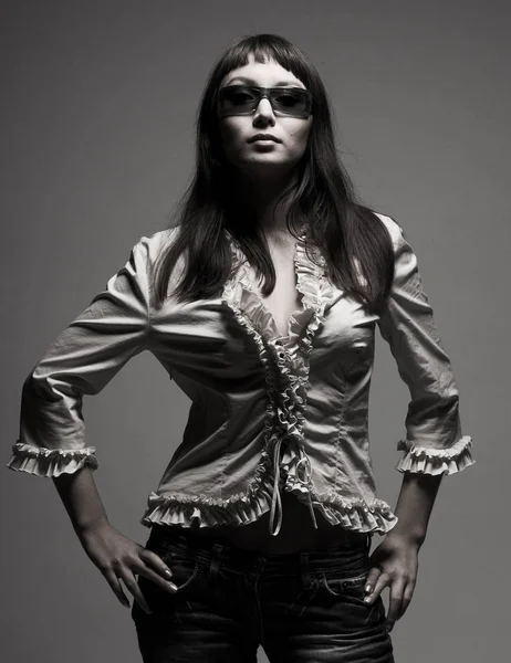 Portrait de femme portant des lunettes de soleil — Photo
