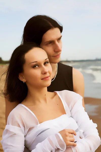 Pareja amorosa en la costa — Foto de Stock