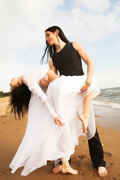 Dansa på stranden — Stockfoto