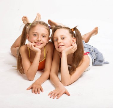 İki kız beyaz döşeme