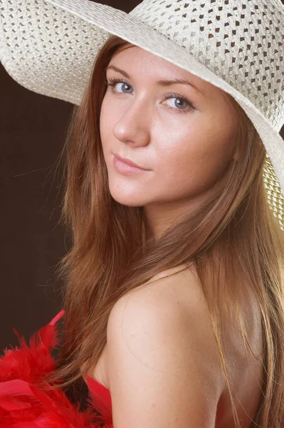 Jeune fille portant un chapeau blanc — Photo