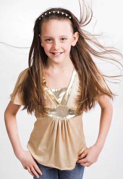 Sevimli gülüşlü küçük kız