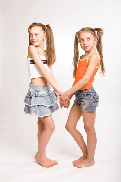 Deux petites filles blondes — Photo