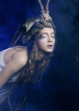 Yaratıcı saç stili ve parlak makyajlı bir model.